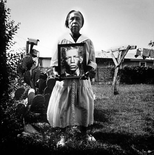 Rosetta Patton Brown,ultima figlia dell'artista,con la foto del padre che non ha quasi conosciuto. 